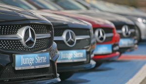 Nahaufnahme einer Reihe von Autos der Marke Mercedes Benz