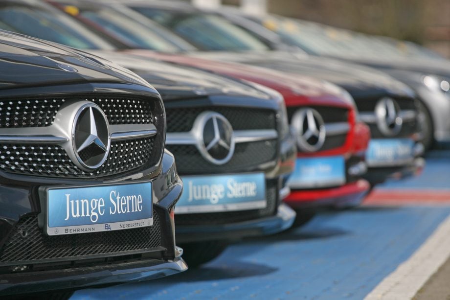 Nahaufnahme einer Reihe von Autos der Marke Mercedes Benz