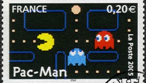 Briefmarke zeigt Pacman auf der Flucht vor Geistern