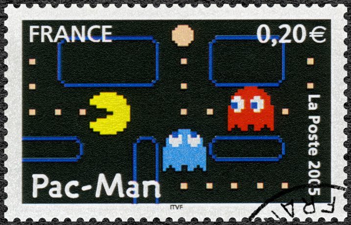 Briefmarke zeigt Pacman auf der Flucht vor Geistern