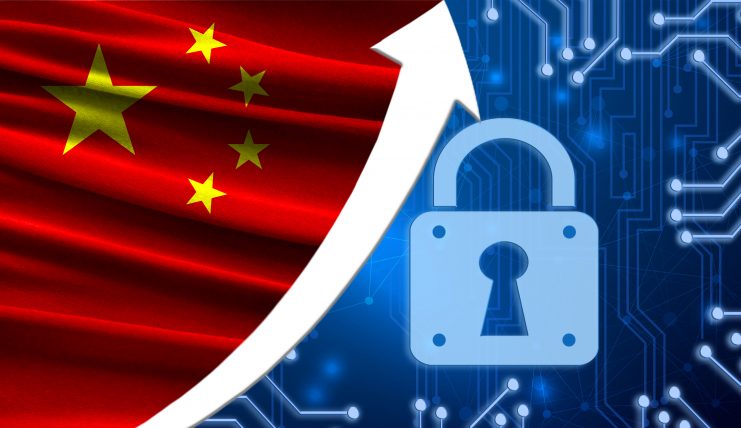 Die Flagge von China zusammen mit dem blauen Kryptogramm und der Pfeil nach oben mit dem Schloss. Dieses Konzept zeigt die erhöhte Sicherheit der Kryptowährung und Blockchain-Brieftaschen.