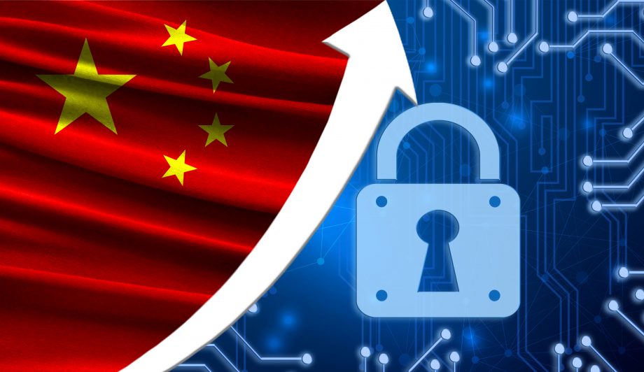 Blockchain: Mehr als 10.000 registrierte Unternehmen in China Die Flagge von China zusammen mit dem blauen Kryptogramm und der Pfeil nach oben mit dem Schloss. Dieses Konzept zeigt die erhöhte Sicherheit der Kryptowährung und Blockchain-Brieftaschen.