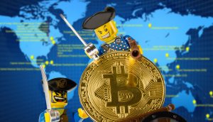 Lego-Piraten mit Bitcoin-Münze vor Weltkarte