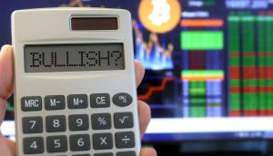 Taschenrechner zeigt den Schriftzug BULLISH vor Bitcoin-Kurs
