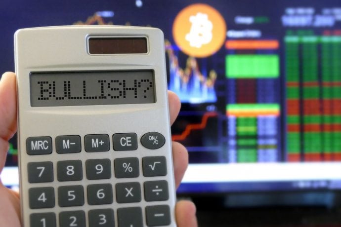 Taschenrechner zeigt den Schriftzug BULLISH vor Bitcoin-Kurs