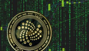 IOTA Coin vor grünem Hintergrund