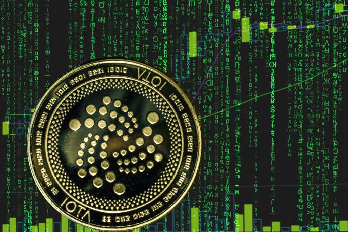 IOTA Coin vor grünem Hintergrund