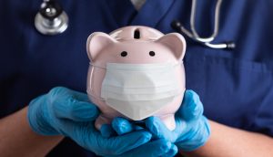 Ärztin oder Krankenschwester, die chirurgische Handschuhe trägt, Schweinegrippe Bank trägt medizinische Gesichtsmaske.