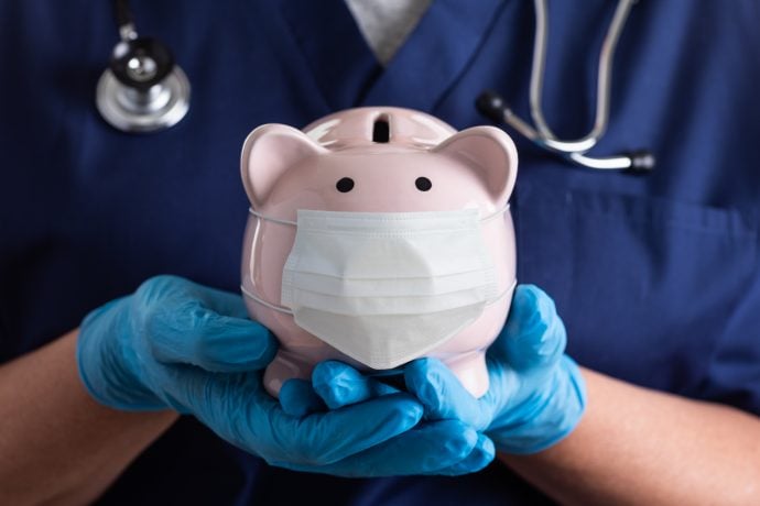 Ärztin oder Krankenschwester, die chirurgische Handschuhe trägt, Schweinegrippe Bank trägt medizinische Gesichtsmaske.