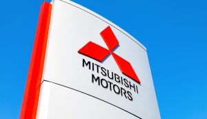 Mitsubishi-Schild im blauen Himmel.