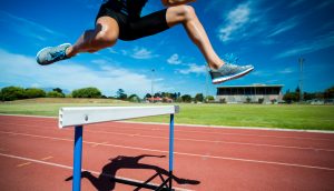 Leichtathletin nimmt eine Hürde