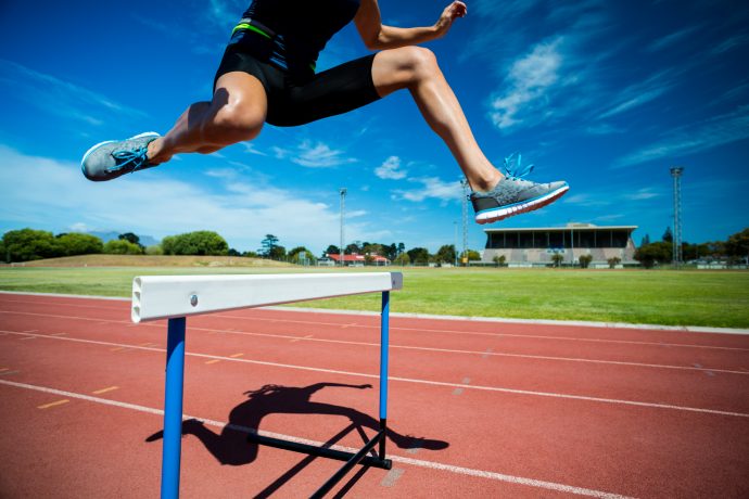 Leichtathletin nimmt eine Hürde