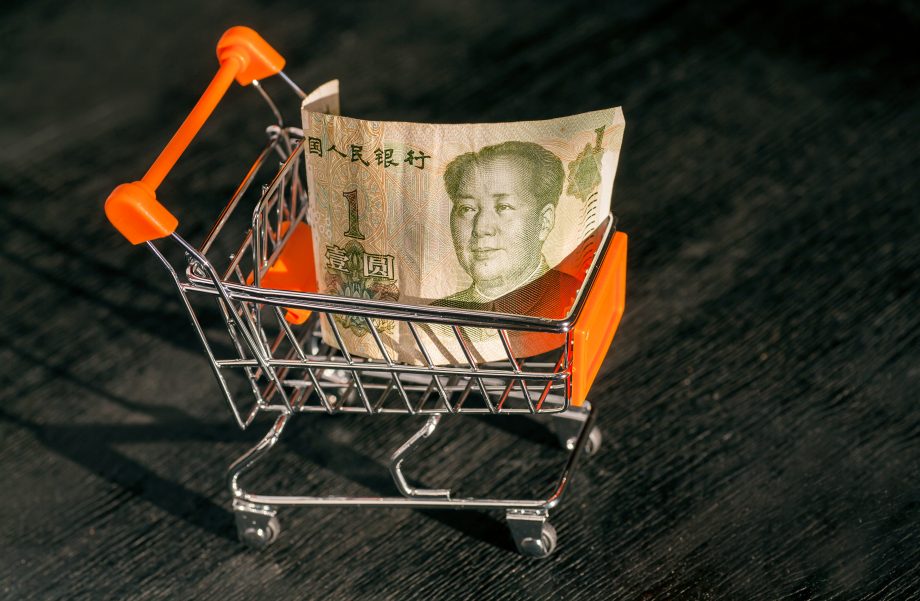 China testet digitale Zentralbankwährung im Einzelhandel hopping cart with a paper banknote of One Chinese Yuan and face of leader Mao, as a symbol of the modern international economy