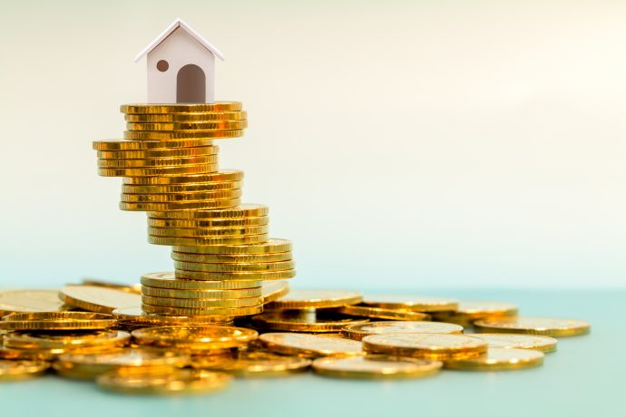 Sparen Sie Geld für Immobilien mit dem Kauf eines neuen Wohnungs und Darlehen für die Vorbereitung in der Zukunft Konzept.