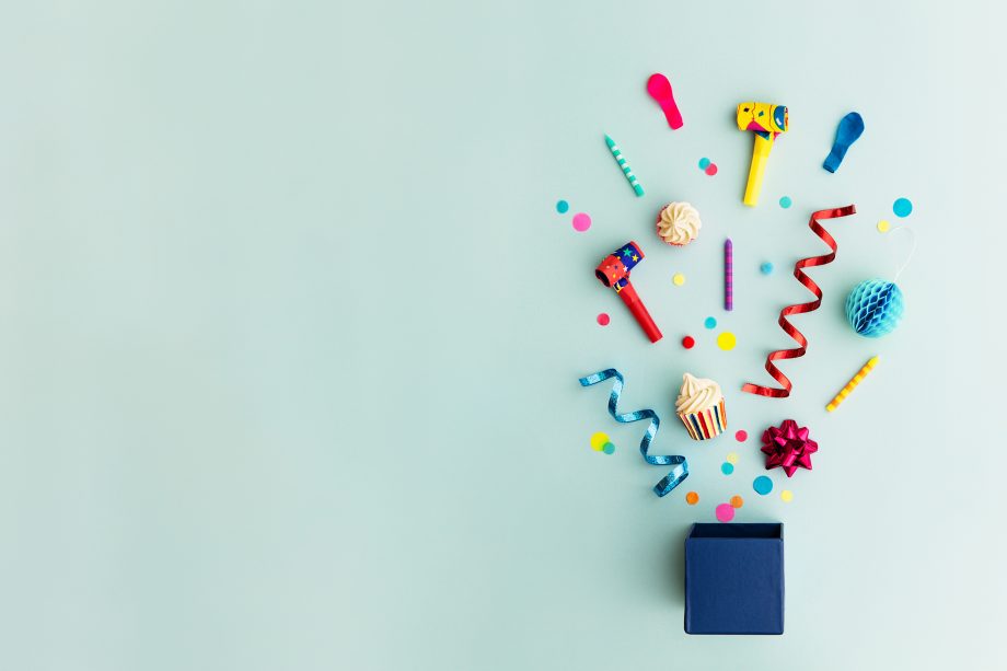 5 Bitcoin-Feiertage, die jeder Bitcoiner kennen sollte Eine Bitcoin-Geburtstagsfeier illustriert durch Partygadgets.