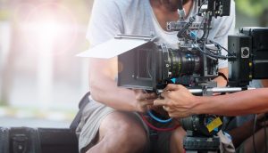 Filmkamera an einem Drehort.