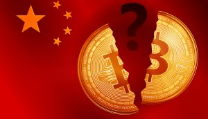 Split goldenes Bitcoin-Symbol mit Fragezeichen auf der China-Flagge. Krypto Währung goldenes Coin-Bitcoin-Symbol auf China Flaggenhintergrund.