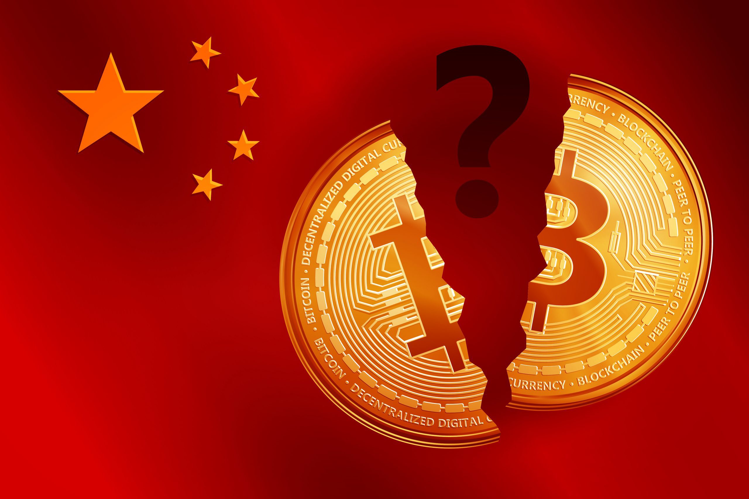 Split goldenes Bitcoin-Symbol mit Fragezeichen auf der China-Flagge. Krypto Währung goldenes Coin-Bitcoin-Symbol auf China Flaggenhintergrund.