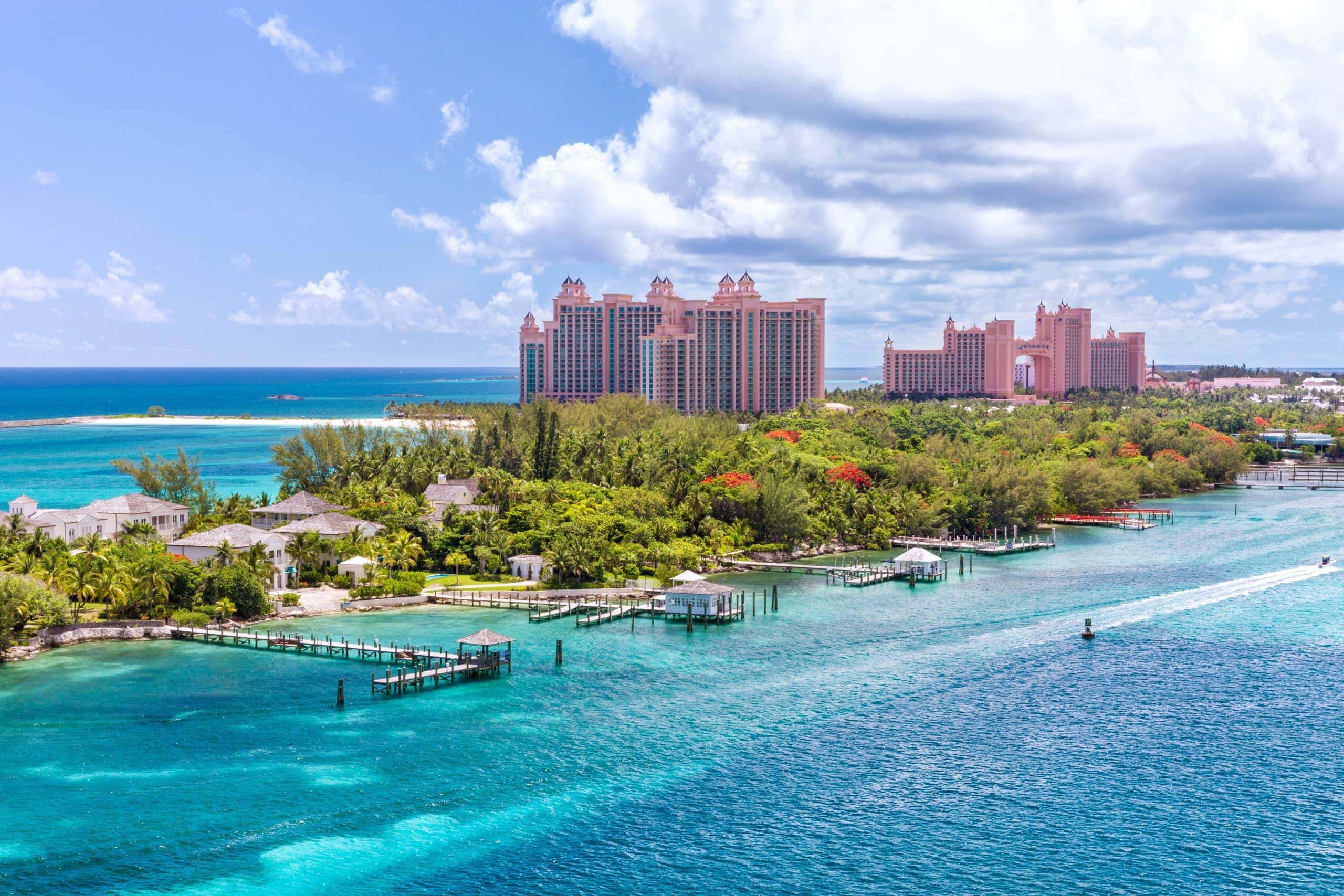 Nassau, Bahamas, mit Bäumen im Vorder- und Hotel im Hintergrund