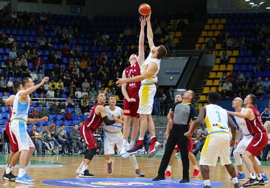 INX Limited: IPO von Krypto-Börse erreicht Marke von 7,5 Mio. US-Dollar Basketballer versuchen, den Ball am Anfang des Spiels zu holen