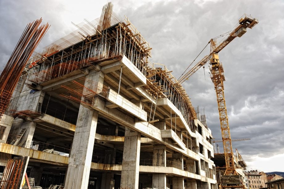 Ausbaufähig: Blockchain Bundesverband nimmt Stellung zu Krypto-Gesetz Baustelle mit Kran im Hintergrund