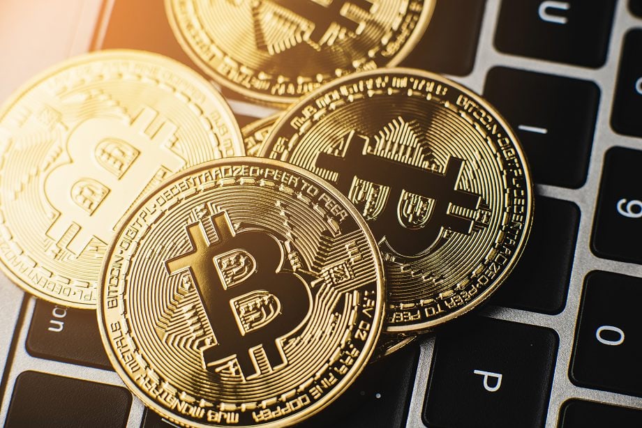 US-Bürgerin wollte (Ex)Mann für Bitcoin umbringen Bitcoin-Münzen auf einem Laptop