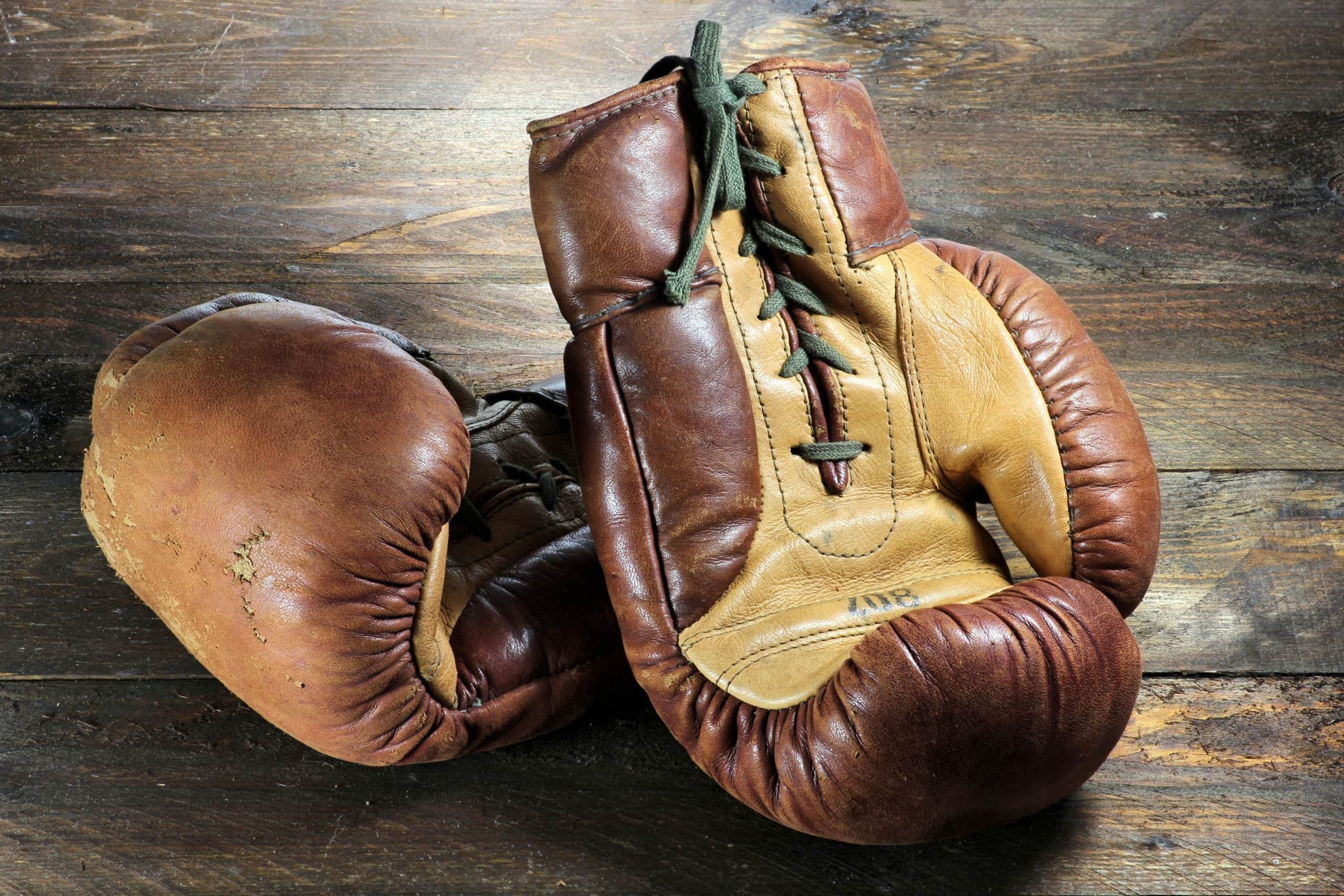 Boxhandschuhe liegen auf Holz