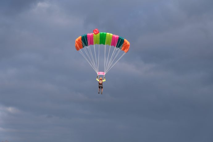 Fllschirmspringer springt Fallschirm