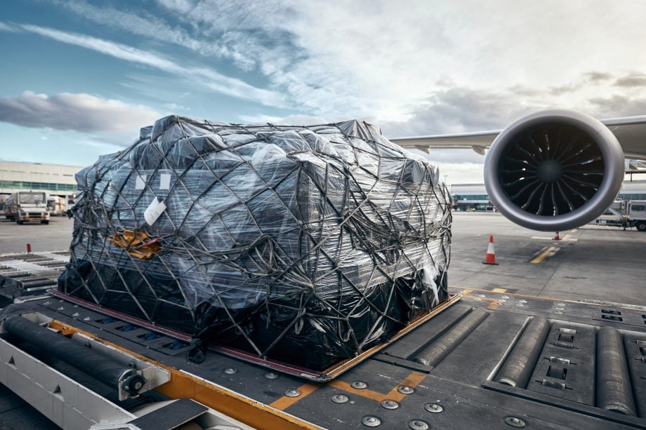 Tech Mahindra: Indischer Konzern setzt auf Blockchain-Technologie Luftfracht vor einem Flugzeug