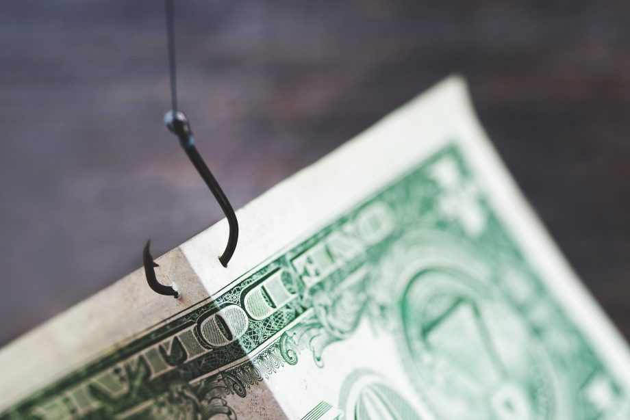 Electrum Wallet: Phishing-Angriff mit 1400 BTC Beute Geldschein hängt an Angel