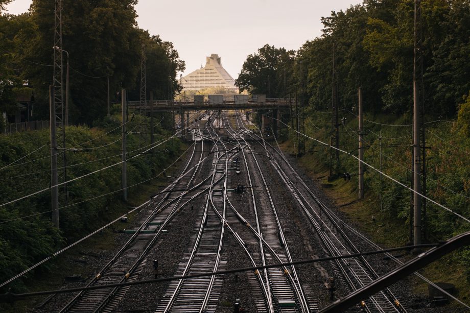 Blockchain-Strategie: Bitkom zieht Bilanz Gleise