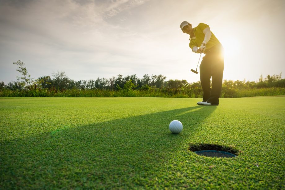 ConsenSys gewinnt Wettbewerb zur Entwicklung digitaler Zentralbankwährung (CBDC) Golfer locht einen Ball ein.
