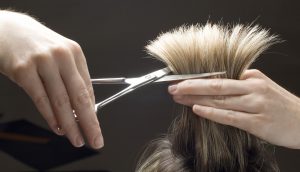 Frisör schneidet Haare