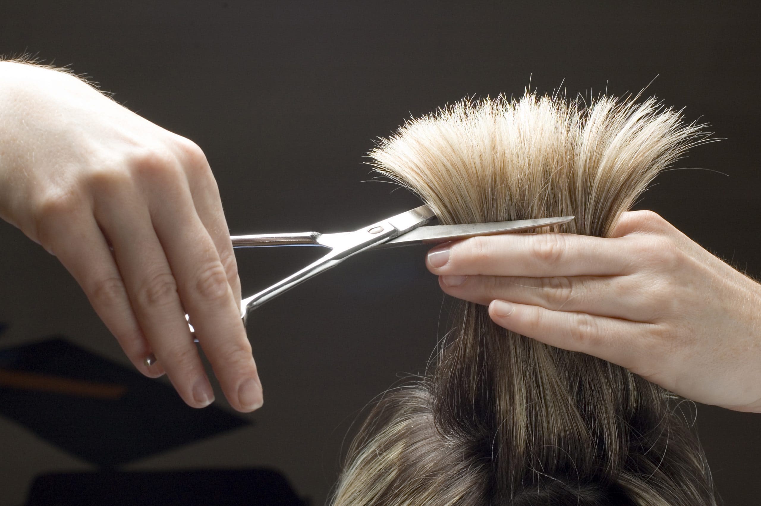 Frisör schneidet Haare