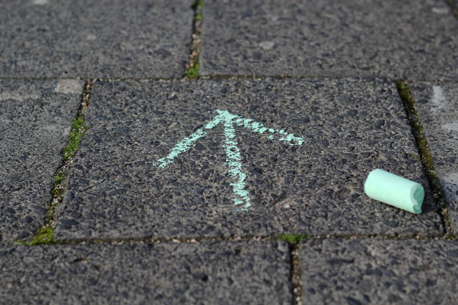 QR-Code-Schnitzeljagd: Spektakuläres Bitcoin-Giveaway Kreidepfeil auf Straße