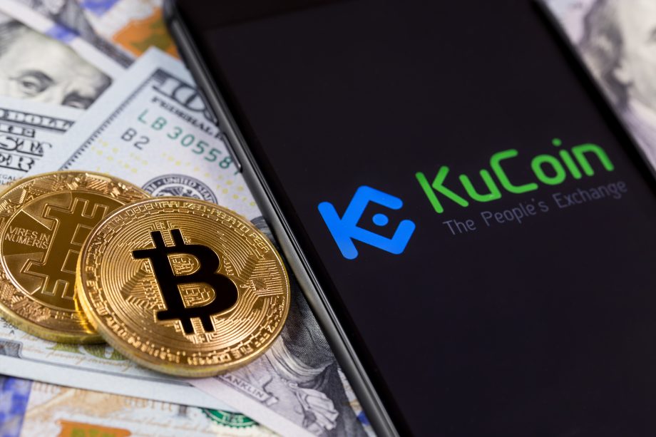 Bitcoin-Börse KuCoin: Hacker erbeuteten womöglich 280 Millionen USD Bitcoin liegen neben Geld und KuCoin-Smartphone