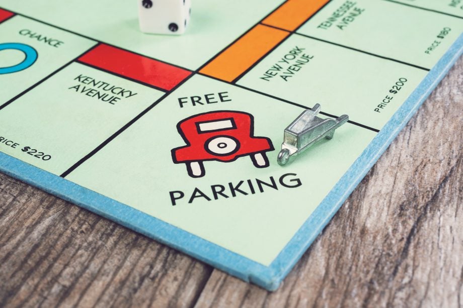 69.370,22 Bitcoin liegen in Wallet zur freien Verfügung Monopoly-Spielfigur steht auf Frei Parken.