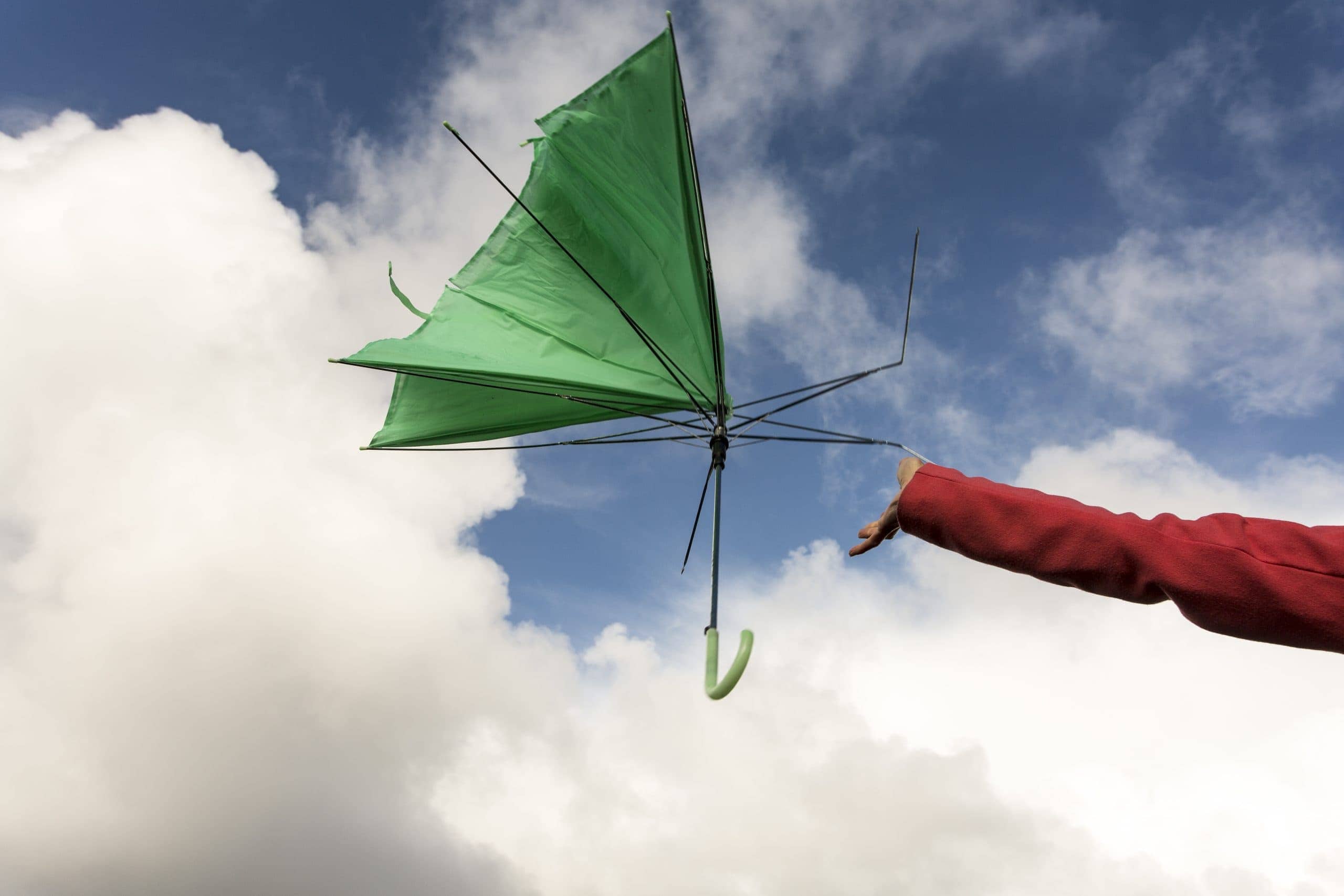 Kaputter Regenschirm fliegt im Wind davon