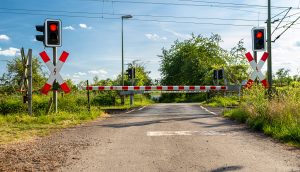 Geschlossene Schranke vor Bahnübergang
