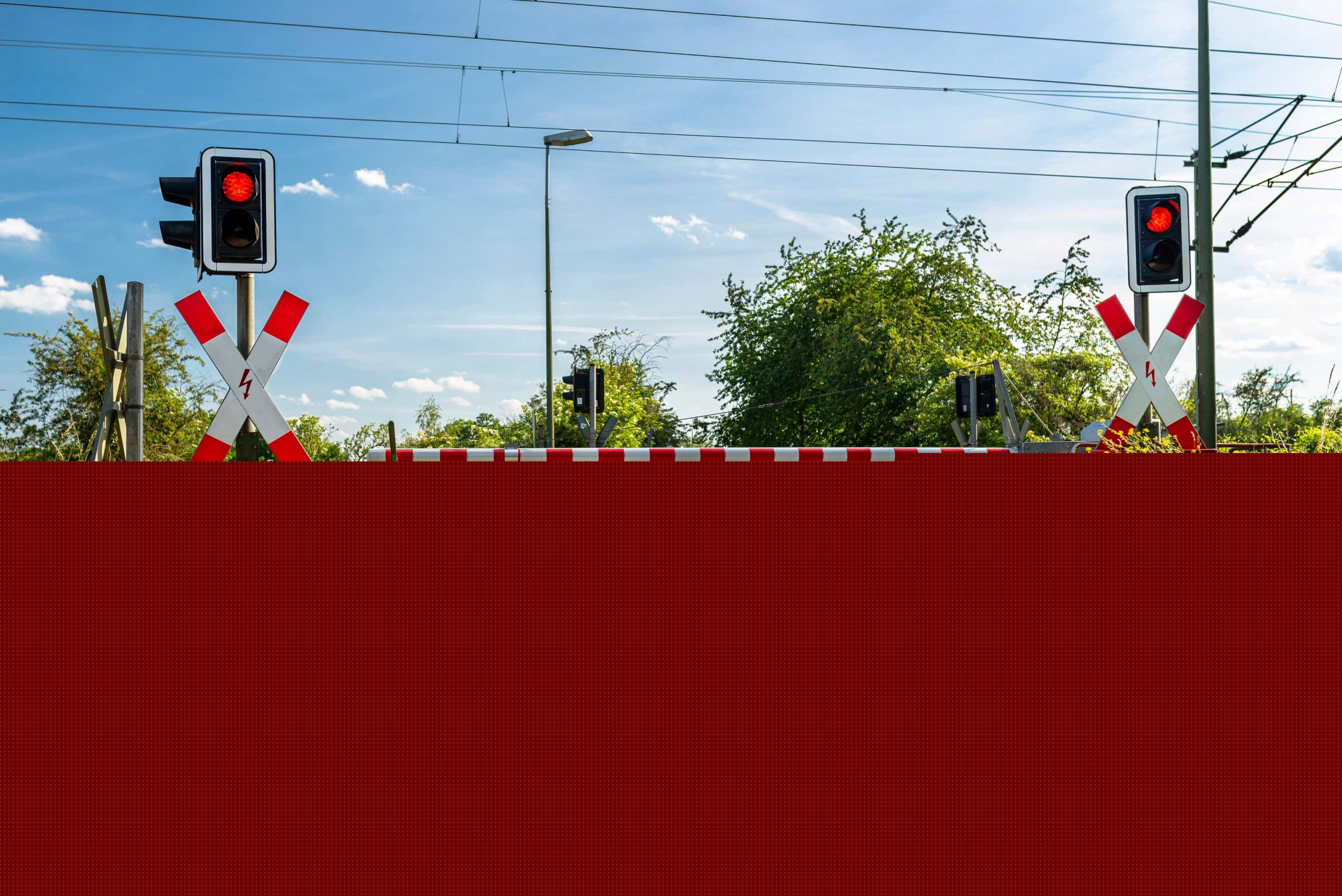 Geschlossene Schranke vor Bahnübergang