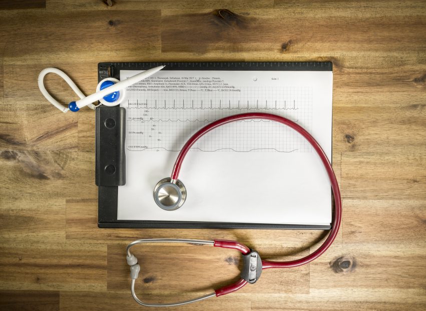 HHS Technology: Patientendaten gelangen auf die Blockchain Kugelschreiber, Patientenakte und Stethoskop