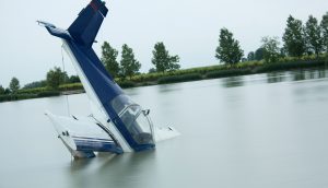 Ein kleines Flugzeug, das in einen See gestürzt ist