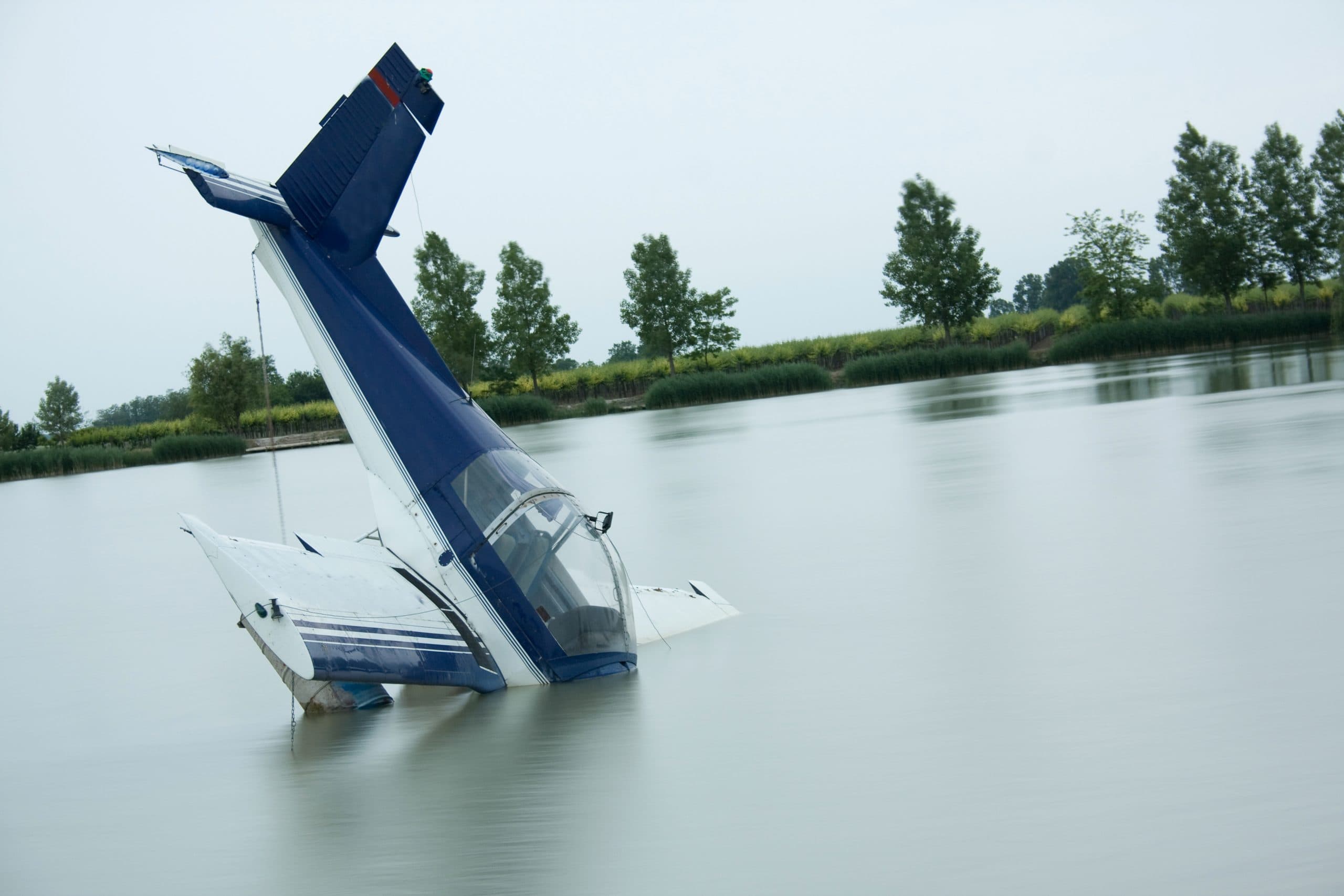 Ein kleines Flugzeug, das in einen See gestürzt ist