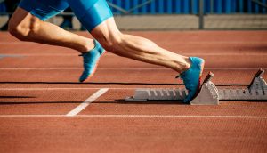 Läufer startet vom Startblock