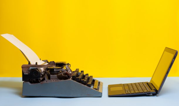 Schreibmaschine und Laptop