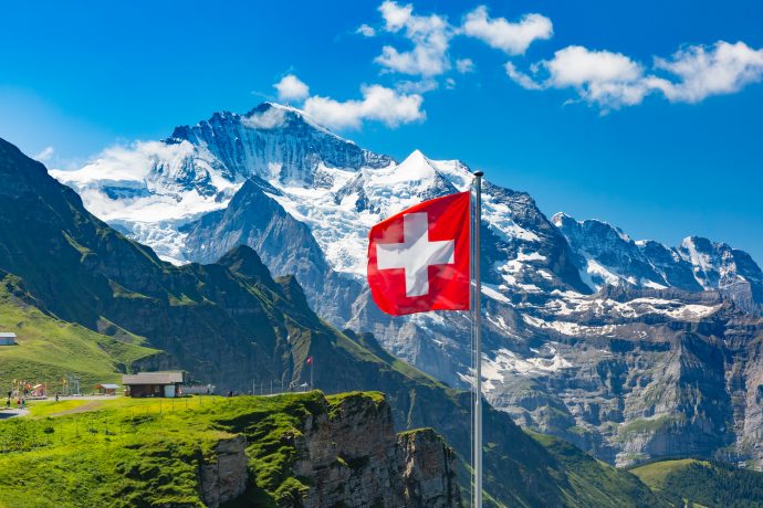 Schweiz mit Gebirge und der schweizer Flagge in Bern