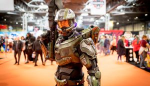 Eine Activision-Spielfigur steht auf dem Messegelände.