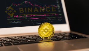 Binance ist ein Finanzbörsenmarkt. Crypto Currency-Hintergrund-Konzept. Kryptowährung BNB Binance-Münze
