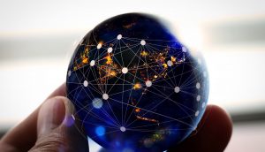 Kleiner Globus mit dezentral verbundenen Punkten