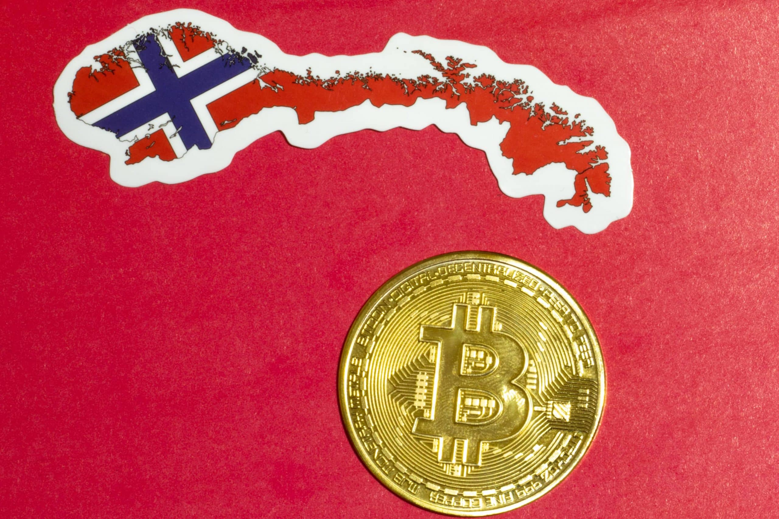 Bitcoin-Münze unter Norwegischer Landkarte/Flagge